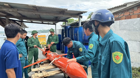 Quân khu 5 sẽ kiểm tra thiết bị giống máy bay không người lái mà ngư dân vớt được- Ảnh 2. Hiện vật thể này được Bộ đội biên phòng Quảng Ngãi lưu giữ, chờ Quân khu 5 và các đơn vị chuyên môn kiểm tra xem nó là gì - Ảnh: VĂN TÁNH