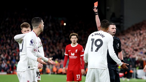 Tranh cãi quanh 2 tấm thẻ vàng của Diogo Dalot trong trận Man United và Liverpool- Ảnh 1. Diogo Dalot (áo trắng bên trái) bị trọng tài đuổi khỏi sân - Ảnh: GETTY IMAGES