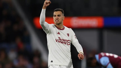 Tranh cãi quanh 2 tấm thẻ vàng của Diogo Dalot trong trận Man United và Liverpool- Ảnh 2. Diogo Dalot nhận 2 thẻ vàng khó hiểu - Ảnh: GETTY IMAGES