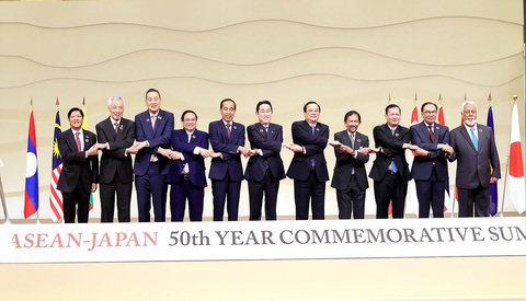 Thủ tướng Phạm Minh Chính và các lãnh đạo ASEAN, Nhật Bản bắt tay theo phong cách ASEAN tại Hội nghị kỷ niệm 50 năm quan hệ hai bên - Ảnh: TTXVN Thủ tướng Phạm Minh Chính và các lãnh đạo ASEAN, Nhật Bản bắt tay theo phong cách ASEAN tại Hội nghị kỷ niệm 50 năm quan hệ hai bên - Ảnh: TTXVN