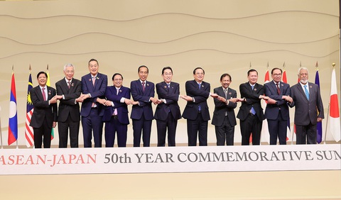 'Tin cậy vàng' ASEAN - Nhật Bản- Ảnh 1. Các lãnh đạo ASEAN và Nhật Bản bắt tay theo phong cách ASEAN tại hội nghị - Ảnh: TTXVN