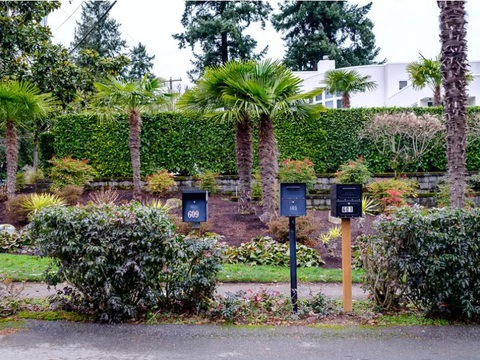 Medina, một bán đảo đối diện hồ Washington, Seattle, là vùng ngoại ô độc quyền, là nơi ở của tỉ phú Bill Gates, cũng như các ông trùm công nghệ và ông viễn thông khác. Ảnh: BUSINESS INSIDER Giống những biệt thự trong khu vực, ngôi nhà của tỉ phú Bezos nằm khuất sau cánh cổng - Ảnh: BUSINESS INSIDER