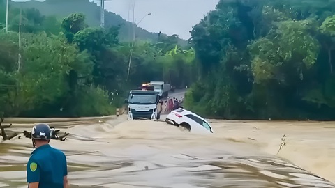 Nước lũ cuốn trôi chiếc Mercedes 'ráng' chạy qua cầu tràn- Ảnh 1. Chiếc xe ô tô bị nước lũ cuốn trôi khỏi cầu tràn ở huyện Khánh Vĩnh, Khánh Hòa - Ảnh cắt từ video