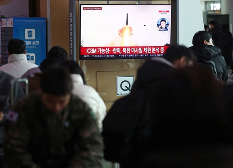 Bắn tên lửa thành công, ông Kim Jong Un bảo Mỹ đừng quyết định sai lầm- Ảnh 1. Người dân xem tin Triều Tiên phóng thử tên lửa đạn đạo tại một ga tàu điện ngầm ở Hàn Quốc ngày 18-12 - Ảnh: REUTERS