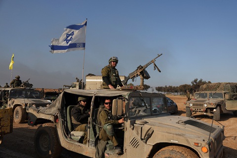 Đoàn xe quân sự Israel gần biên giới với Dải Gaza, miền nam Israel, ngày 18-12 - Ảnh: REUTERS Đoàn xe quân sự Israel gần biên giới với Dải Gaza, miền nam Israel, ngày 18-12 - Ảnh: REUTERS