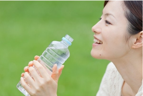 Cách ăn uống chống giá lạnh, bệnh tật vào mùa đông- Ảnh 1. Mùa đông cũng cần phải uống nhiều nước - Ảnh minh họa