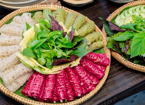 Lạ lẫm món bánh nghệ- Ảnh 2. Bánh nghệ Gò Công cuốn thịt heo bì và ăn kèm rau sống, nước mắm ngọt - Ảnh: T.V