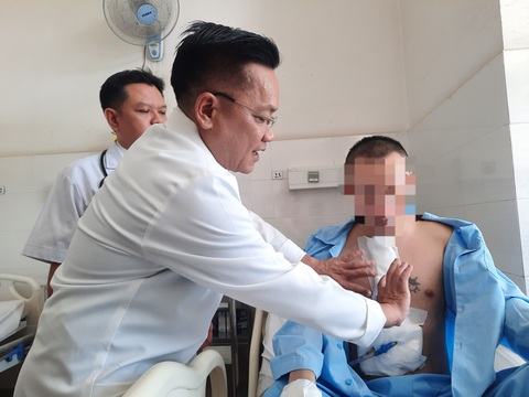 TP.HCM triển khai báo động đỏ cứu sống hơn 3.500 bệnh nhân trong 5 năm- Ảnh 1. Bệnh nhân bị đâm thủng tim được cứu sống nhờ quy trình báo động đỏ nội viện tại Bệnh viện Thống Nhất (TP.HCM) - Ảnh: THU HIẾN