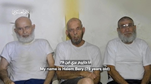 Hamas tung video con tin Israel cầu xin chính phủ giải cứu- Ảnh 1. Ba con tin Israel xuất hiện tại một địa điểm được cho là ở Dải Gaza trong đoạn phim do phong trào Hồi giáo Palestine Hamas công bố ngày 18-12 - Ảnh: REUTERS