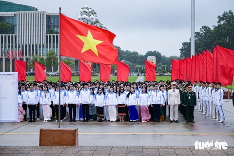 Gần 700 đại biểu Đại hội Hội Sinh viên viếng lăng, báo công với Bác Hồ- Ảnh 1. Đại biểu Đại hội Hội Sinh viên Việt Nam toàn quốc lần thứ XI vào lăng viếng Bác - Ảnh: NAM TRẦN