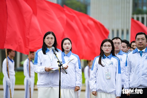Gần 700 đại biểu Đại hội Hội Sinh viên viếng lăng, báo công với Bác Hồ- Ảnh 2. Đại biểu Nguyễn Minh Uyên - phó chủ tịch Hội Sinh viên TP.HCM, chủ tịch Hội Sinh viên Việt Nam Trường đại học Sư phạm TP.HCM - đọc báo công dâng Bác - Ảnh: NAM TRẦN