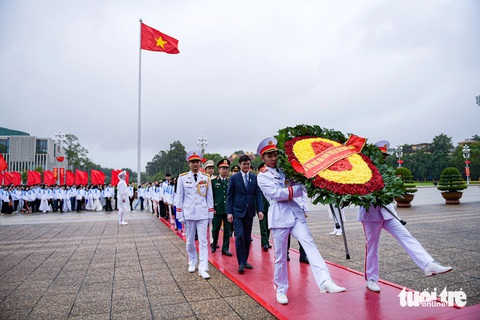 Gần 700 đại biểu Đại hội Hội Sinh viên viếng lăng, báo công với Bác Hồ- Ảnh 4. Đoàn đại biểu dự lễ báo công và vào lăng viếng Chủ tịch Hồ Chí Minh - Ảnh: NAM TRẦN