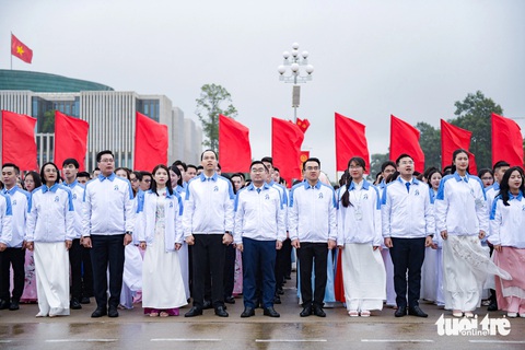 Gần 700 đại biểu Đại hội Hội Sinh viên viếng lăng, báo công với Bác Hồ- Ảnh 5. Các đại biểu cán bộ Hội, sinh viên ưu tú báo công với Bác - Ảnh: NAM TRẦN