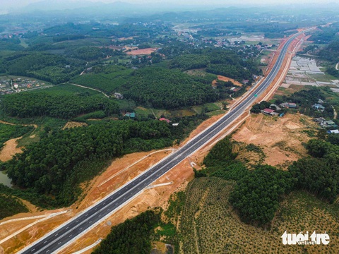 Ngắm cao tốc đi qua núi đồi Phú Thọ, Tuyên Quang- Ảnh 1. Toàn cảnh tuyến cao tốc Phú Thọ - Tuyên Quang chuẩn bị thông xe vào ngày 24-12.