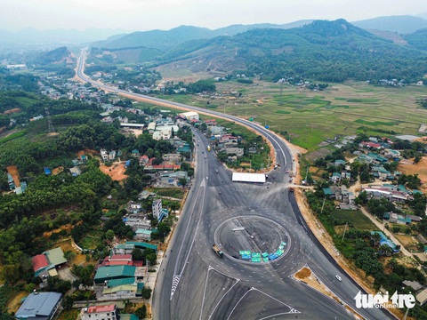 Ngắm cao tốc đi qua núi đồi Phú Thọ, Tuyên Quang- Ảnh 2. Điểm cuối tuyến cao tốc nằm ở nút giao quốc lộ 2 thuộc xã Lưỡng Vượng (thành phố Tuyên Quang, tỉnh Tuyên Quang). Cách đó không xa tại nút giao Nhữ Khê (huyện Yên Sơn), tuyến cao tốc Tuyên Quang - Phú Thọ sẽ được kết nối với một dự án khác là cao tốc Tuyên Quang - Hà Giang đang được thi công, tạo thành một dải cao tốc thông suốt.