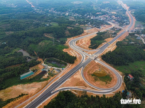 Ngắm cao tốc đi qua núi đồi Phú Thọ, Tuyên Quang- Ảnh 8. Phần việc tại các nút giao còn lại khá nhiều, một số đoạn đang cấp tập được thảm nhựa mặt đường.