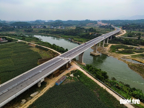 Ngắm cao tốc đi qua núi đồi Phú Thọ, Tuyên Quang- Ảnh 12. Cầu Đoan Hùng bắc qua sông Chảy là cây cầu vượt sông duy nhất trên tuyến, dài 516m.
