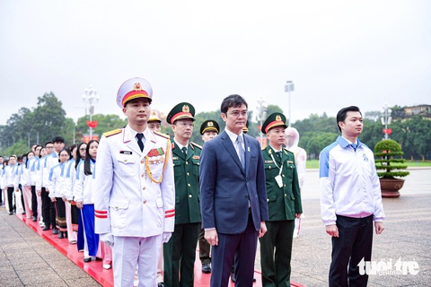 Gần 700 đại biểu Đại hội Hội Sinh viên viếng lăng, báo công với Bác Hồ- Ảnh 3. Dự lễ báo công có anh Bùi Quang Huy - bí thư thứ nhất Trung ương Đoàn; anh Nguyễn Minh Triết - bí thư Trung ương Đoàn, chủ tịch Trung ương Hội Sinh viên Việt Nam - Ảnh: NAM TRẦN
