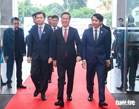Chủ tịch nước Võ Văn Thưởng: 'Sinh viên là nhân tố quyết định thịnh suy của quốc gia'- Ảnh 1. Chủ tịch nước Võ Văn Thưởng (giữa), Bí thư thường trực Trung ương Đoàn Nguyễn Ngọc Lương (phải) và Chủ tịch Hội Sinh viên Nguyễn Minh Triết (bên trái) tới dự phiên trọng thể sáng 19-12 - Ảnh: NAM TRẦN