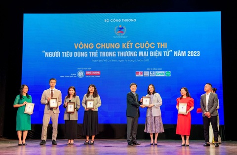 Shinhan Finance giúp người tiêu dùng trẻ bảo vệ quyền lợi trong giao dịch trực tuyến- Ảnh 1. Đại diện Shinhan Finance nhận kỷ niệm chương ghi nhận tài trợ từ Ban tổ chức cuộc thi - Ảnh: TL