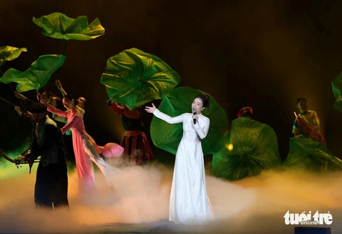 Ca sĩ Dương Hoàng Yến tham gia chương trình nghệ thuật chào mừng Đại hội - Ảnh: NAM TRẦN Ca sĩ Dương Hoàng Yến