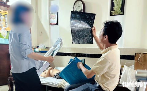 Nhân viên của bảo hiểm tới xem tình trạng sức khỏe của khách hàng, sau khi báo Tuổi Trẻ phản ánh - Ảnh: BÔNG MAI