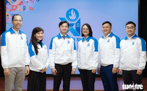 Anh Nguyễn Minh Triết là chủ tịch Trung ương Hội Sinh viên Việt Nam khóa XI- Ảnh 1. Anh Nguyễn Minh Triết (thứ ba từ trái sang) là chủ tịch Trung ương Hội Sinh viên Việt Nam khóa XI, nhiệm kỳ 2023 - 2028. Các phó chủ tịch gồm các anh chị: Hồ Hồng Nguyên, Nguyễn Bá Cát, Nguyễn Tiến Hưng, Trần Thu Hà, Lê Công Hùng - Ảnh: NAM TRẦN