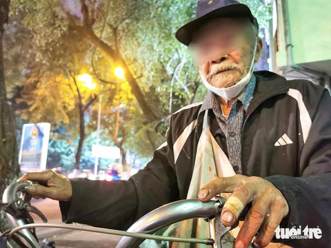 Ông Hưng nhặt rác mưu sinh trong đêm rét với ngón tay bị đứt vẫn còn loang máu đỏ - Ảnh: VŨ TUẤN Ông Hưng nhặt rác mưu sinh trong đêm rét với ngón tay bị đứt vẫn còn loang máu đỏ - Ảnh: VŨ TUẤN