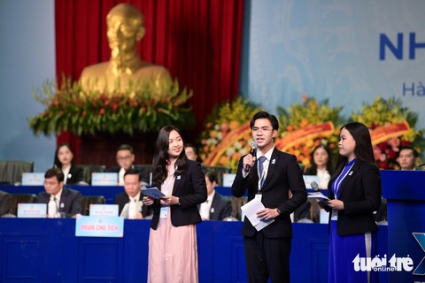 Đại diện đoàn sinh viên TP.HCM trình bày tham luận về Sinh viên 5 tốt - Ảnh: NAM TRẦN Đại diện đoàn sinh viên TP.HCM trình bày tham luận về Sinh viên 5 tốt