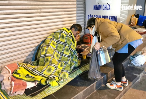 Chị Minh Trang đi giúp đỡ những người không nhà trong đêm rét Chị Minh Trang đi giúp đỡ những người không nhà trong đêm rét