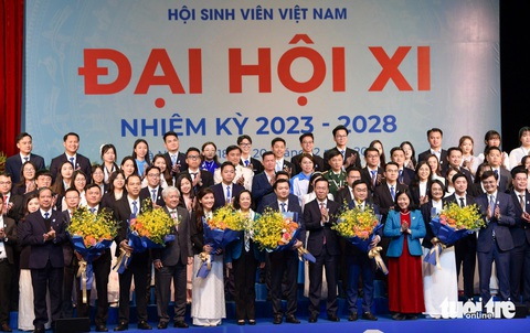 Anh Nguyễn Minh Triết là chủ tịch Trung ương Hội Sinh viên Việt Nam khóa XI- Ảnh 2. Chủ tịch nước cùng lãnh đạo Đảng và Nhà nước tặng hoa chúc mừng Ban Chấp hành Trung ương Hội Sinh viên Việt Nam khóa XI
