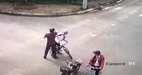 Phụ huynh chặn đường đánh học sinh nhìn nhận nổi nóng vì cậu bé nói hỗn- Ảnh 2. Qua sự việc, chủ tịch UBND huyện Tư Nghĩa mong phụ huynh theo dõi, nhắc nhở con có lời lẽ đúng mực với người lớn - Ảnh: Camera nhà dân
