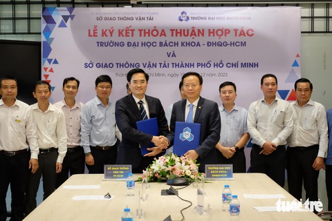 Sở Giao thông vận tải TP.HCM ký hợp tác với Trường đại học Bách khoa- Ảnh 1. Ông Trần Quang Lâm, giám đốc Sở Giao thông vận tải TP.HCM (hàng đầu, bên trái) và PGS.TS Mai Thanh Phong, hiệu trưởng Trường ĐH Bách khoa TP.HCM (bên phải) ký kết hợp tác - Ảnh: PHƯƠNG NHI