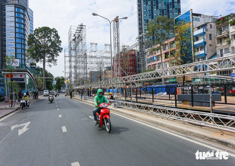 TP.HCM cấm xe vào đường Lê Lợi, Nguyễn Huệ để tổ chức Hò dô- Ảnh 1. Sân khấu sự kiện âm nhạc quốc tế TP.HCM lần 3 đang được dựng tại đường Lê Lợi. Ghi nhận ngày 18-12 - Ảnh: CHÂU TUẤN