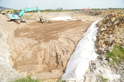 Thiếu cát, phải mót từng xe, đắp từng mét đường ở công trường cao tốc trục ngang dài nhất miền Tây- Ảnh 3. Nền đường cao tốc đang