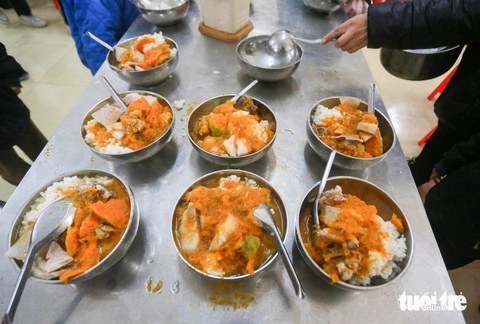 Mới nhất vụ 11 học sinh ăn 2 gói mì chan cơm: Bữa ăn đã có thịt heo- Ảnh 6. Bữa trưa 19-12, khẩu phần ăn gồm có cơm, thịt heo, canh bí đỏ nấu xương. Các em được ăn đúng, đủ theo bảng công khai - Ảnh: C.TUỆ