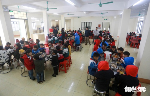 Mới nhất vụ 11 học sinh ăn 2 gói mì chan cơm: Bữa ăn đã có thịt heo- Ảnh 12. Sau sự việc, ban giám hiệu nhà trường, ban chấp hành công đoàn đã tổ chức họp để rút kinh nghiệm trong quá trình quản lý, chỉ đạo đối với học sinh, giáo viên về công tác bán trú (chế độ ăn, ngủ nghỉ và vệ sinh) và nề nếp dạy và học - Ảnh: C.TUỆ