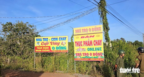 Cưỡng chế hàng ngàn mét vuông nhà trọ 0 đồng xây dựng trái phép ở Bà Rịa - Vũng Tàu- Ảnh 2. Biển hiệu ngoài đường khu nhà trọ "0 đồng" - Ảnh: ĐÔNG HÀ