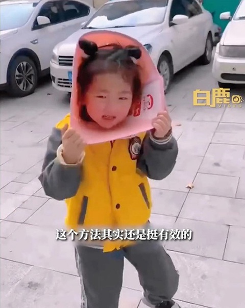 Ông nội đeo vòng cổ của chó cho cháu gái để cai nghiện điện thoại- Ảnh 2. Nhiều ý kiến cho rằng người lớn nên làm gương để con nhỏ không bắt chước thói quen xem điện thoại. Ảnh: Weibo