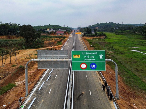 Ngắm cao tốc đi qua núi đồi Phú Thọ, Tuyên Quang- Ảnh 7. Đáng chú ý, hệ thống biển báo hiện nay chưa hoàn thiện nội dung tốc độ tối đa, do đơn vị chức năng chờ hướng dẫn của Bộ Giao thông vận tải về việc nâng tốc độ cho phép cao tốc phân kỳ lên 90km/h.