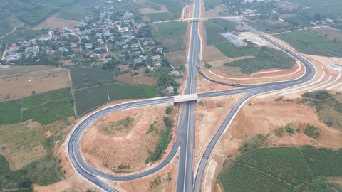 Chính phủ sẽ trình Quốc hội đề xuất thu phí cao tốc do Nhà nước đầu tư- Ảnh 1. Đường cao tốc Tuyên Quang - Phú Thọ mới đưa vào sử dụng - Ảnh: HỒNG QUANG