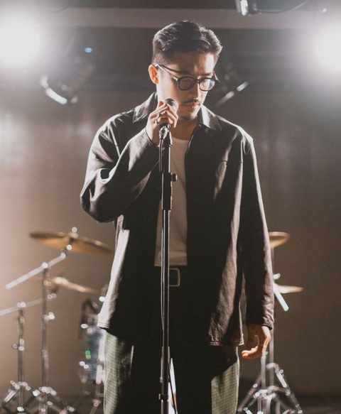 Vũ. mơ bán được 50.000 vé xem concert của mình- Ảnh 6. Vũ. nổi tiếng với các ca khúc: Đông kiếm em, Lạ lùng, Phút ban đầu, Anh đếch cần gì nhiều ngoài em, Bước qua nhau, Bước qua mùa cô đơn...