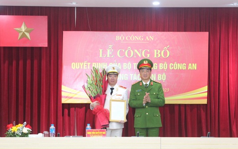 Thiếu tướng Nguyễn Ngọc Cương làm cục trưởng Cục C06 Bộ Công an- Ảnh 1. Thứ trưởng Bộ Công an Nguyễn Duy Ngọc trao quyết định và tặng hoa chúc mừng Thiếu tướng Nguyễn Ngọc Cương, tân cục trưởng C06 - Ảnh: Q.V.