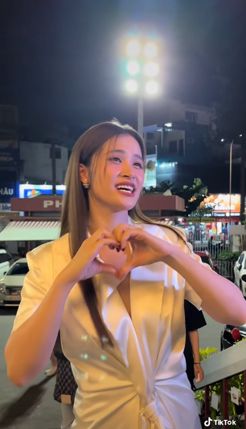 Đông Nhi lầy lội tặng bánh tráng làm quà Noel cho fan- Ảnh 3. Đông Nhi nổi tiếng là ca sĩ chiều fan bậc nhất Vbiz