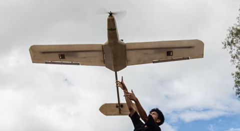 Drone tự chế xuất hiện trong giao tranh ở Myanmar- Ảnh 1. Một thành viên thuộc Lực lượng phòng vệ dân tộc Karenni (KNDF) phóng thử nghiệm drone tại bang Kayah, Myanmar - Ảnh: NIKKEI ASIA