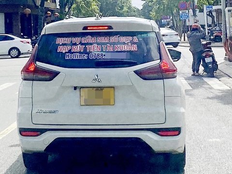 Giới thiệu dịch vụ cầm cố sim điện thoại trên đường phố Đà Nẵng - Ảnh: TRƯỜNG TRUNG Giới thiệu dịch vụ cầm cố sim điện thoại trên đường phố Đà Nẵng - Ảnh: TRƯỜNG TRUNG
