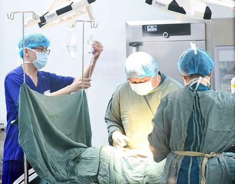 Đội ngũ y bác sĩ trau dồi, cập nhật kiến thức với nỗ lực chữa trị tốt cho bệnh nhân - Ảnh: DUYÊN PHAN Đội ngũ y bác sĩ trau dồi, cập nhật kiến thức với nỗ lực chữa trị tốt cho bệnh nhân - Ảnh: DUYÊN PHAN