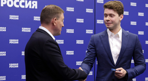 EU trừng phạt mới với Nga, không chừa người đã chết- Ảnh 1. Anh Ilya Medvedev, con trai cựu tổng thống Nga Dmitry Medvedev, nhận thẻ đảng viên Đảng Nước Nga thống nhất tháng 6-2022 - Ảnh: SPUTNIK/EKATERINA SHTUKINA