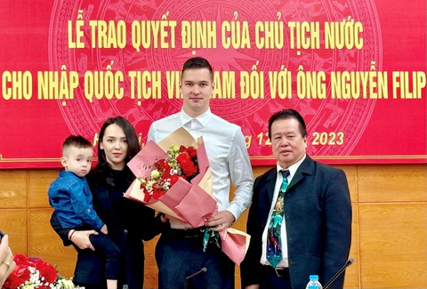 Filip Nguyễn chính thức nhận quốc tịch Việt Nam- Ảnh 2. Filip Nguyễn bên bố và gia đình nhỏ của mình trong ngày trọng đại - Ảnh: CAHN FC