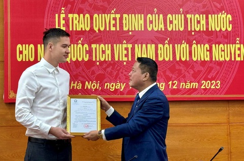 Filip Nguyễn chính thức nhận quốc tịch Việt Nam- Ảnh 1. Filip Nguyễn nhận quyết định của Chủ tịch nước về nhập quốc tịch - Ảnh: CAHN FC